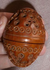 Boîte en forme d' oeuf en corozo sculpté ajouré