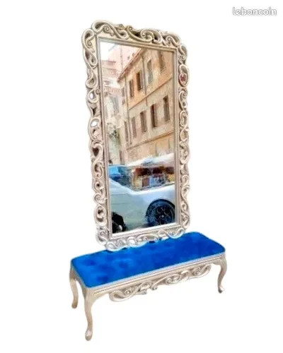 Une banquette avec miroir