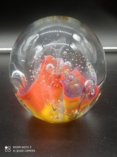 Gros Presse Papier Boule Sulfure en verre  signée , signature à identifier .