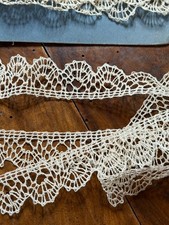 ANTIQUE LACE - SPINDLE - ecru border - handmade - 3 meters