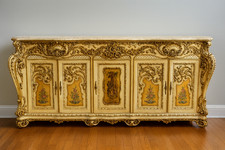 Buffet en Enfilade de forme galbée louis XV Vénitien en bois laqué, peint et dor