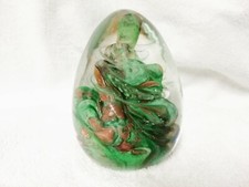 Jolie sulfure presse-papier " Oeuf " signée à identifier ?