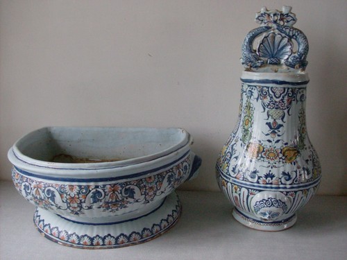 Ancienne fontaine murale - , et