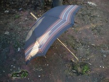 un parapluie femme ancien de