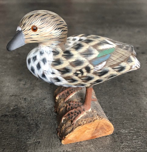 Canard bois sur socle - en,