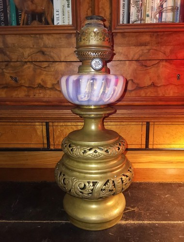 Lampe pétrole avec - à, superbe
