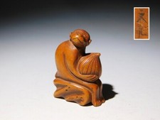 Netsuke en bois un singe qui a un Edo châtaignier original inro ancien 国立博物館同手蔵