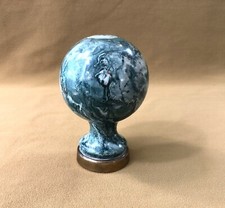 ancienne boule de rampe d'escalier bronze et fonte émaillé imitation marbre vert