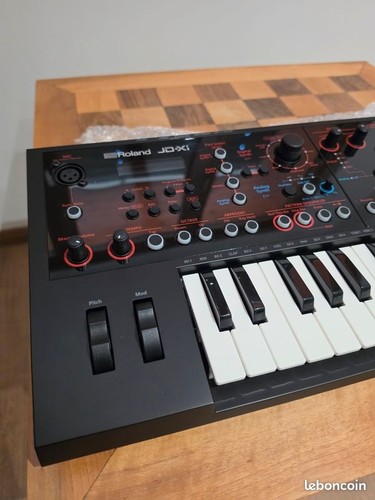 Roland synthesizer - jd,