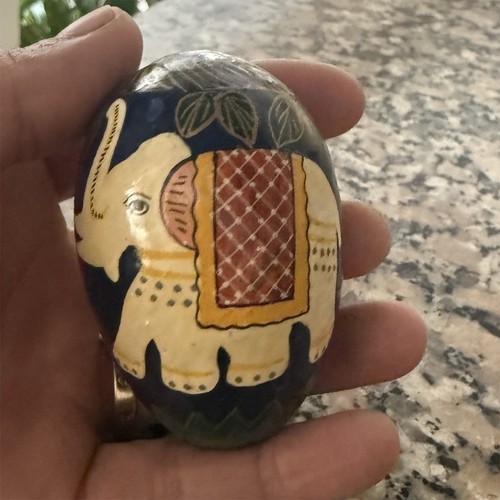 Petit œuf décoratif peint - , à