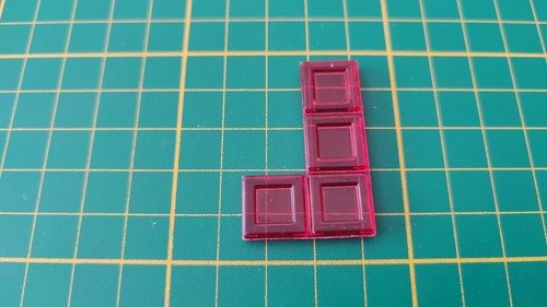 Polyominos rouge tétromino - , en