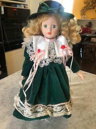 Poupee porcelaine robe verte - poupee,