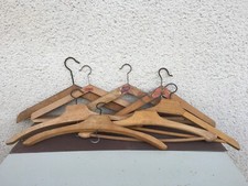 8 anciens cintres en bois /