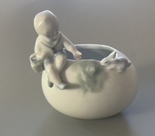 Petit vase rond en porcelaine