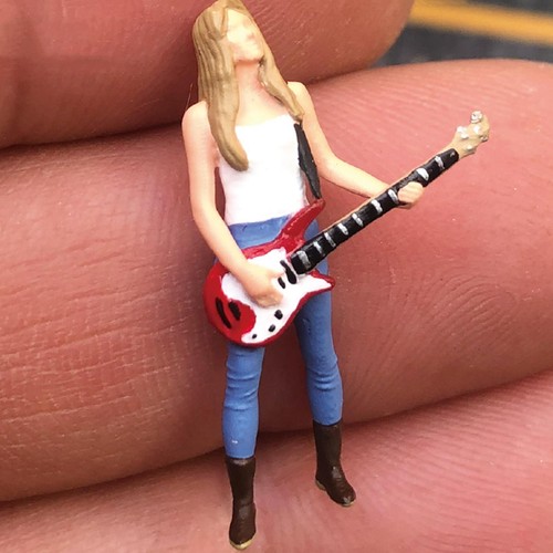 Mini tiny singer people - 1/64,