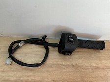 UN COMMODO DROIT POIGNEE DE