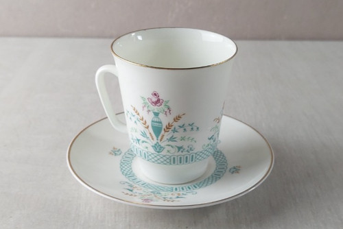 Ancienne tasse sous - ancienne,
