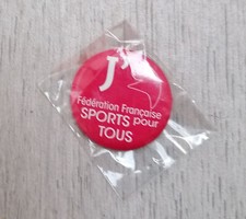 Badge rouge Fédération Française Sport pour tous