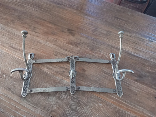 Porte manteaux chapeaux - , signé