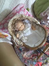 Ancien petit landau de poupée fer et bois et poupée corolle