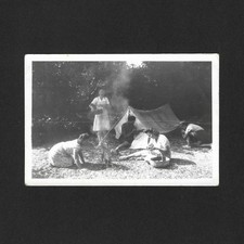 Scène camping, feu bois