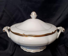 Soupière  en porcelaine de Limoges décor filet or