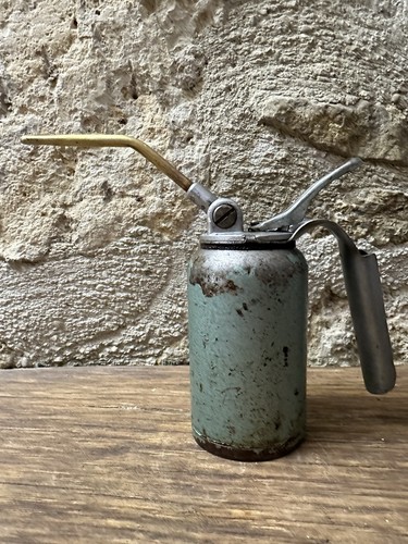 Ancien huilier burette à - /,