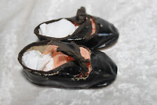 Pair of shoes for patent with laces, cardboard sole