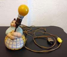 Lampe ancienne en terre cuite peinte – Femme humoristique années 30