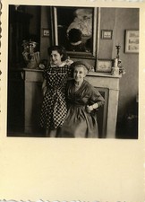 ANTIQUE PHOTO - VINTAGE SNAPSHOT - FIREPLACE MIRROR FASHION REFLECTION - MIRROR FASHION