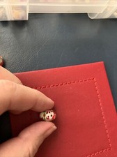 Perle à breloques rouge multi