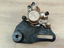 UN ETRIER DE FREIN ARRIERE