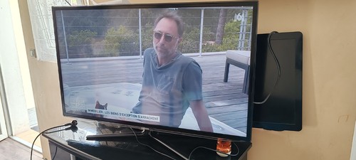 Une télévision samsung - une,