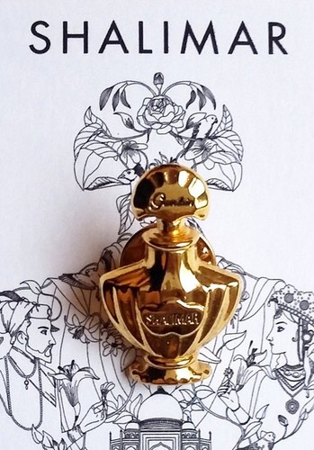 Pin shalimar signé guerlain - pin's,
