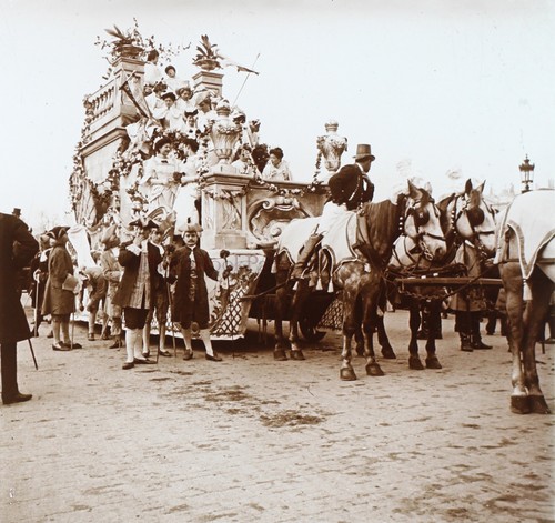 Char carnaval c1920 photo - char,