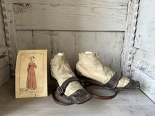Shoes 1795-1810 shoes with its sosque skates and engraving Parisian costume