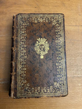 Livre à Secret & Armes De