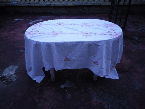 Une grande nappe - grande, blanche