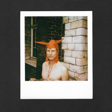 Homme cagoule diable torse nu