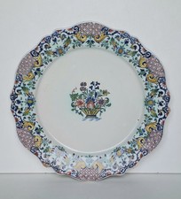 Assiette à bord contourné