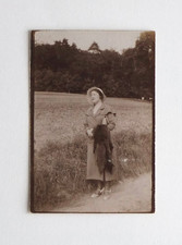 Femme pose champs mode