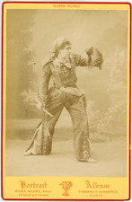 Actrice Oceane en costume de