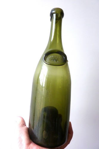 Très ancienne bouteille - très, en