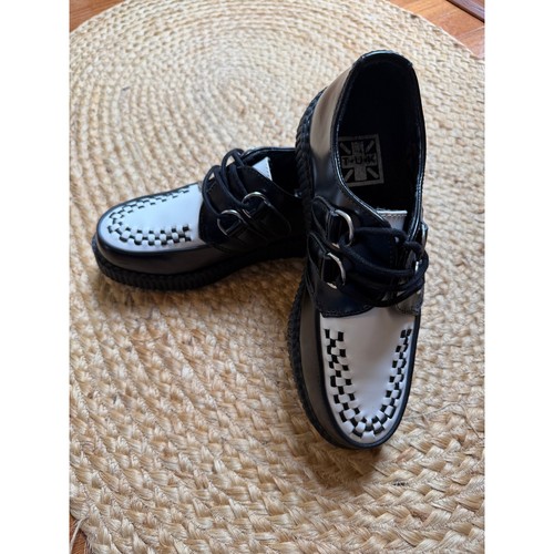 Black white interlace - &,