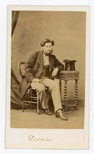 PHOTO CDV Durand à Lyon, Didier assis fauteuil table haut de forme coiffure bouc