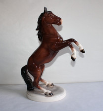 Grande figurine cheval cabré
