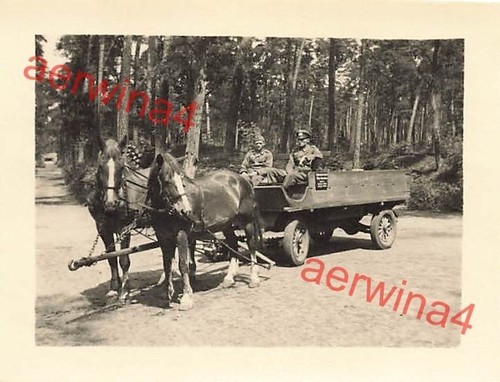 Soldats allemands avec - , voiture