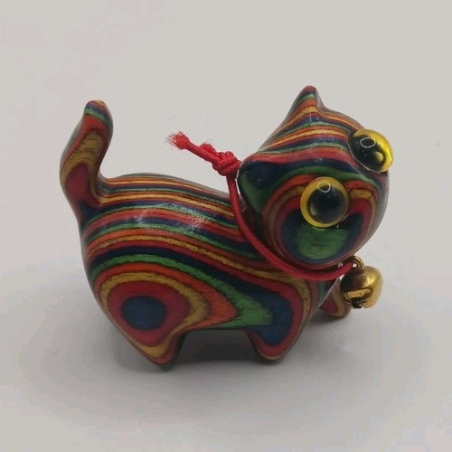 Chat multicolore avec grelot