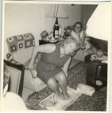 ANTIQUE PHOTO - VINTAGE SNAPSHOT - WOMEN INTERIOR BASIN CARE FUNNY FEET