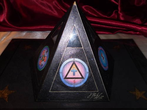 Pyramide pentadome noire - pyramide,